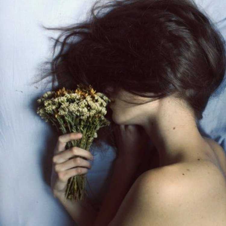 Брюнетка с короткими волосами с цветами