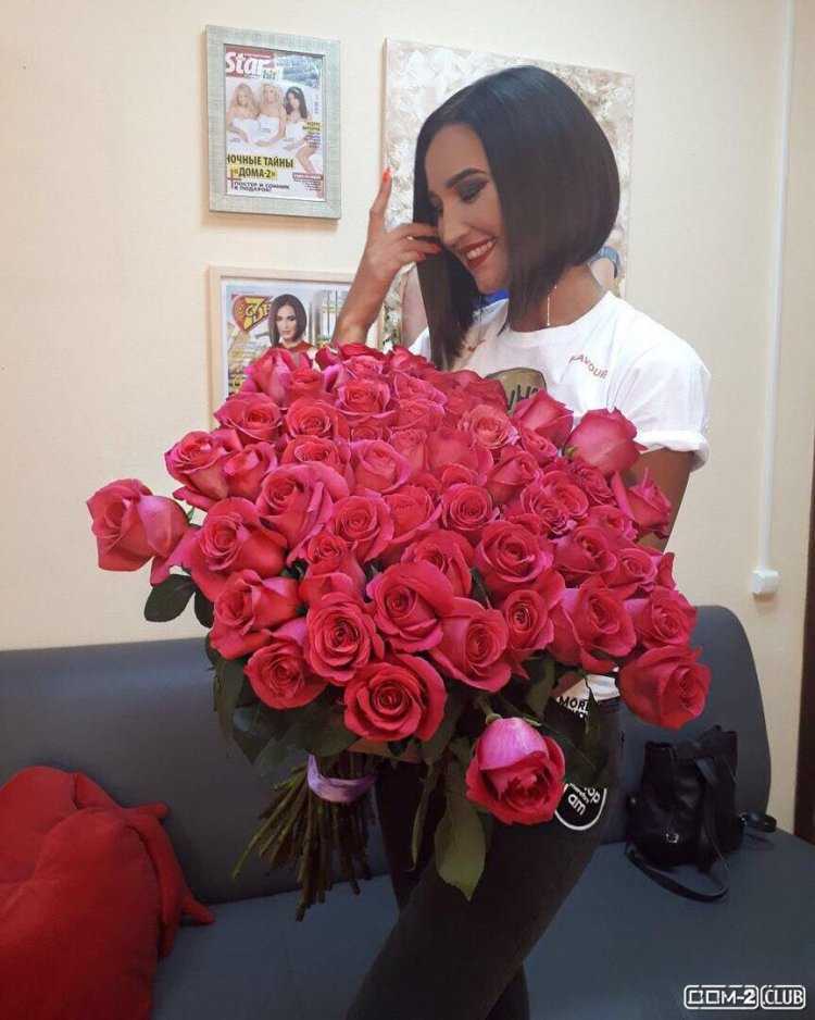 Брюнетка с букетом