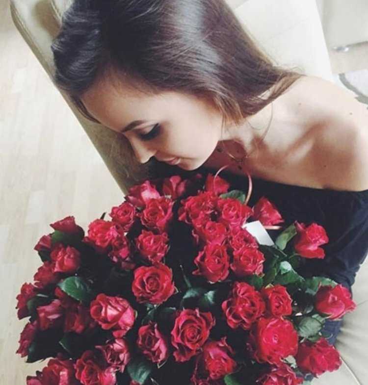 Брюнетка с розами