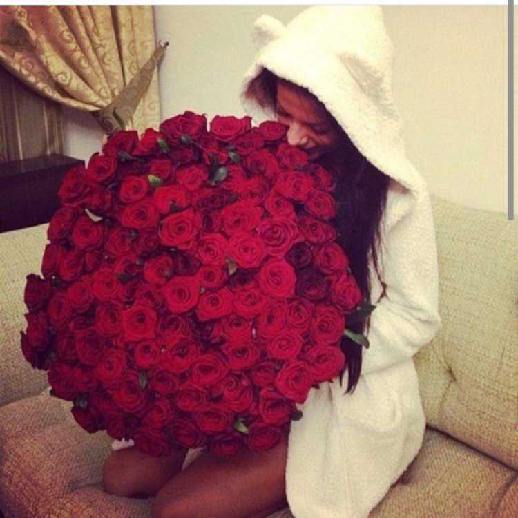 Девушка с букетом без лица