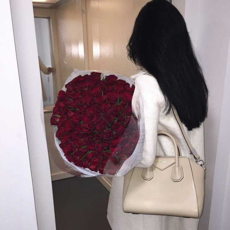 Брюнетка с цветами без лица