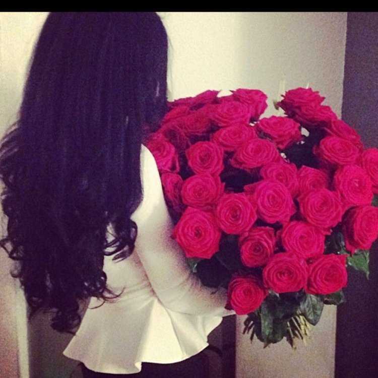 Женщина с цветами брюнетка25