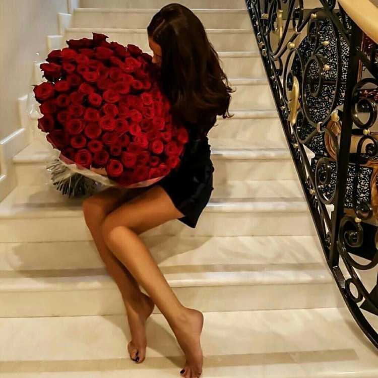 Богатая девушка с цветами