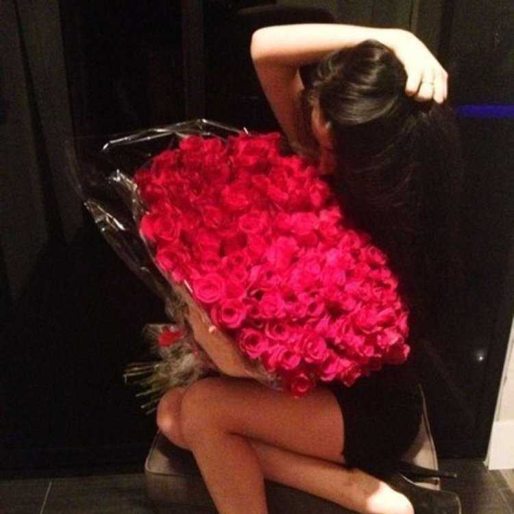 Женщина с цветами брюнетка50