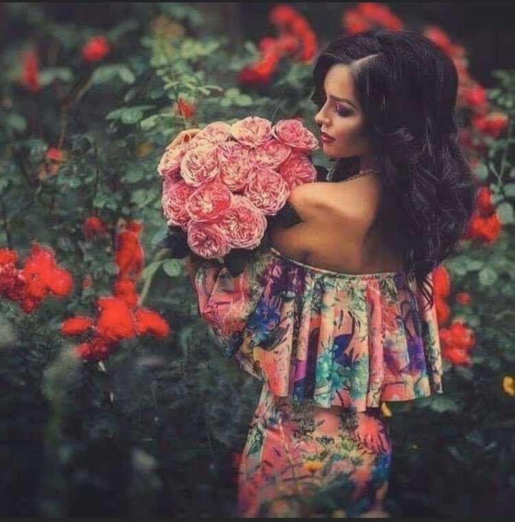 Брюнетка с цветами