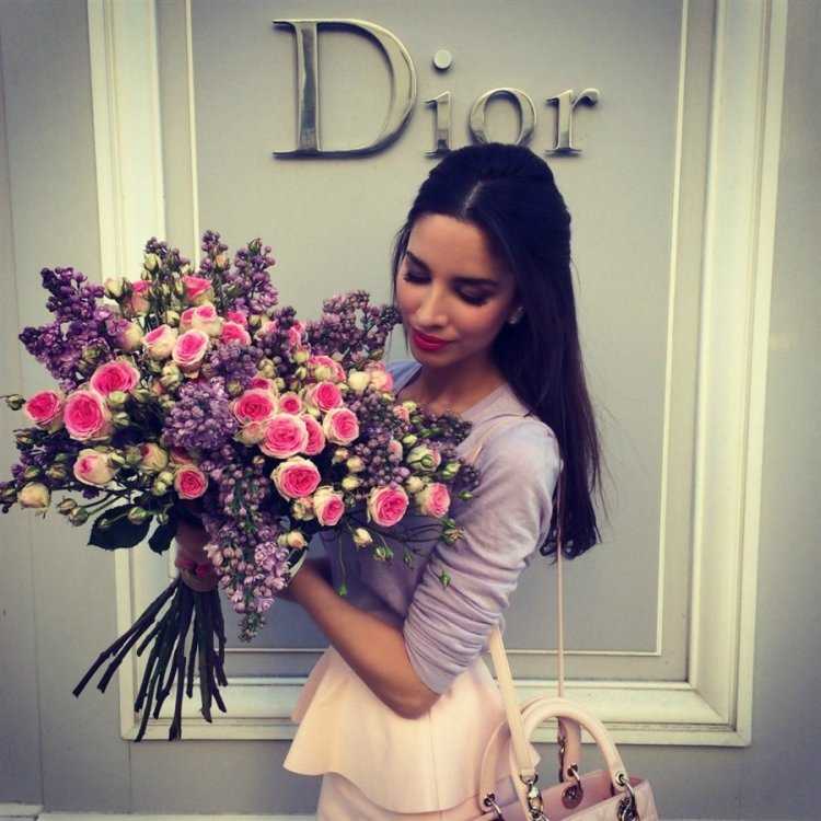 Девушка с букетом Инстаграм