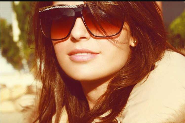 Женщина в очках брюнетка18