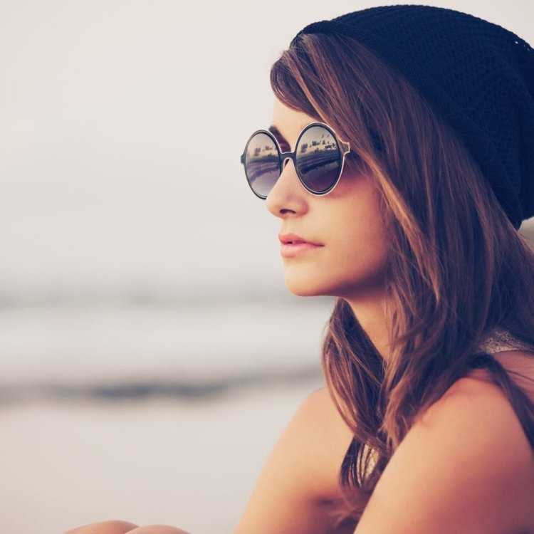 Женщина в очках брюнетка68