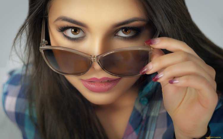 Красивая брюнетка в очках