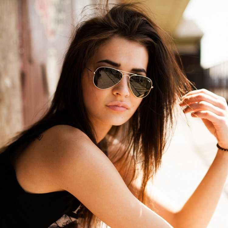 Женщина в очках брюнетка17