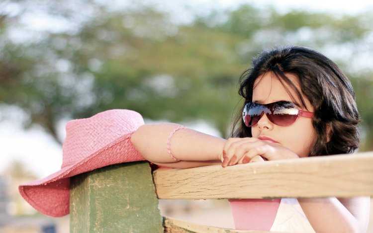 Девушка в очках на природе