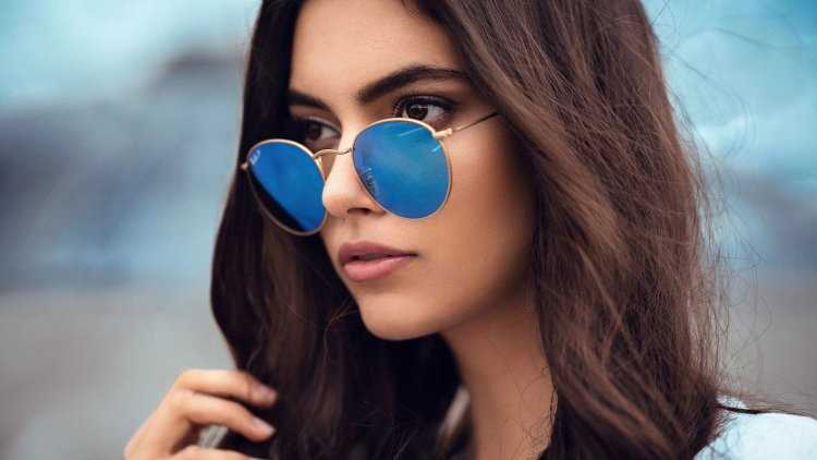Девушка в солнечных очках