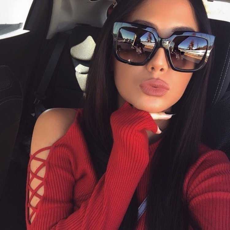 Девушка брюнетка в очках