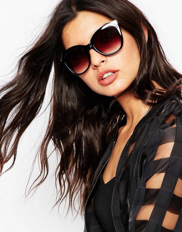 Девушка в солнцезащитных очках