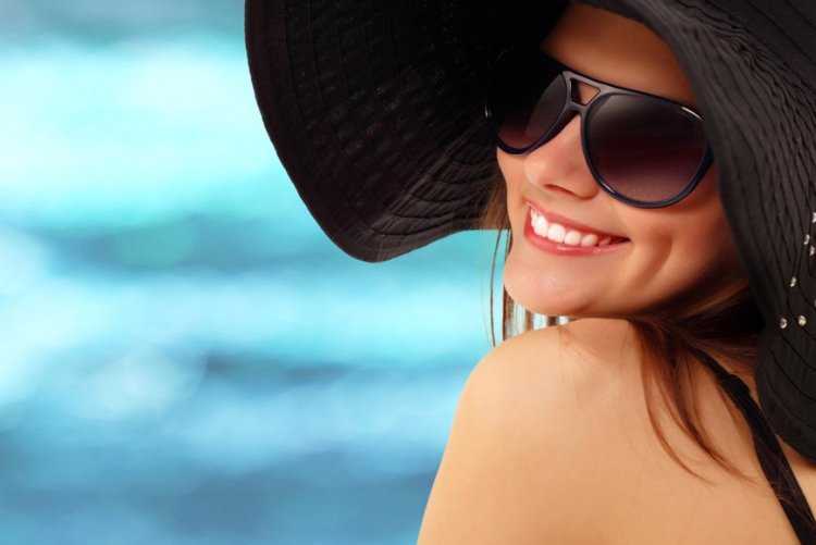 Девушка в шляпе и очках