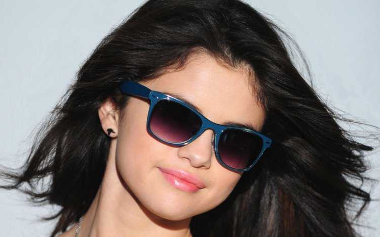 Селена Гомес в очках