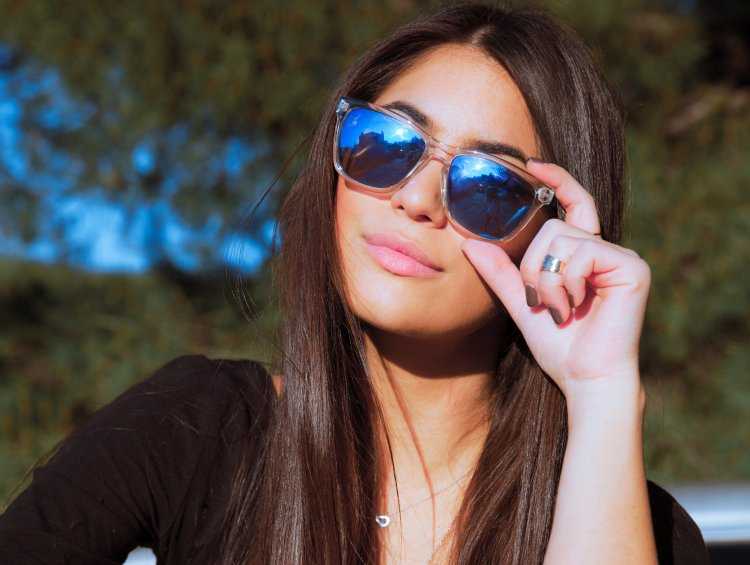 Женщина в очках брюнетка64