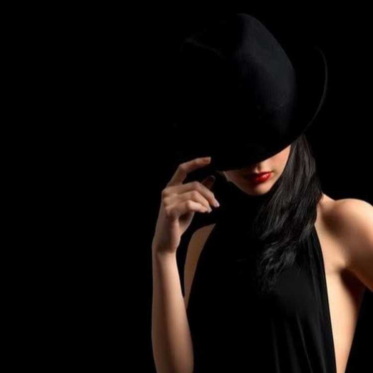 Девушка в шляпе полумрак