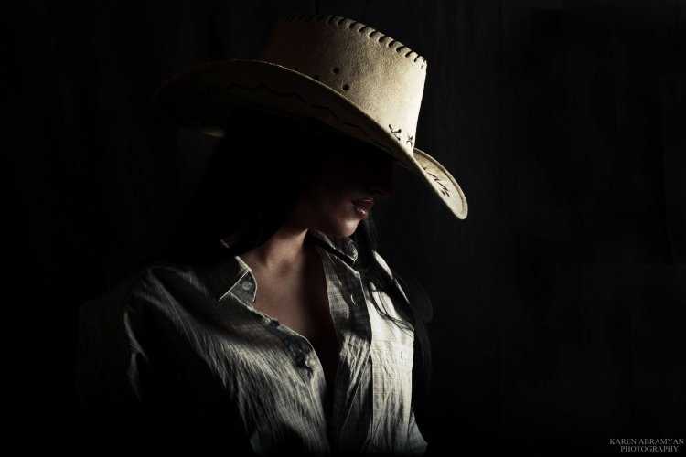 Девушка в мужской шляпе