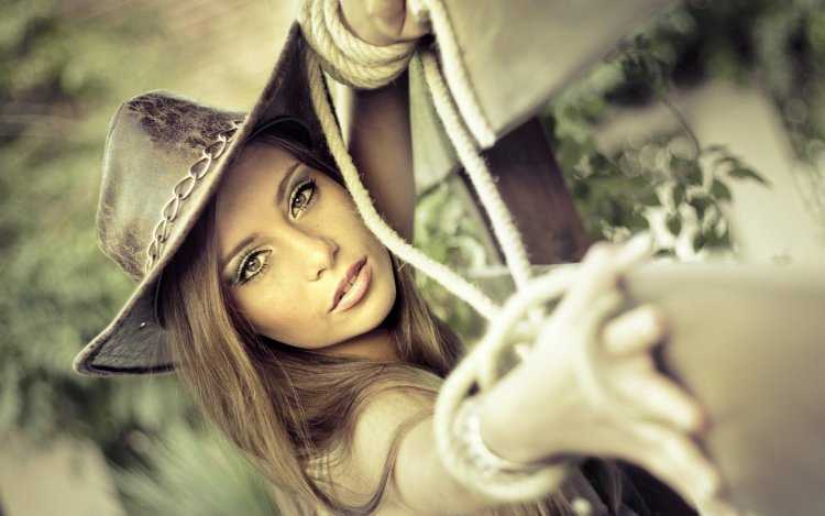 Девушка в ковбойской шляпе