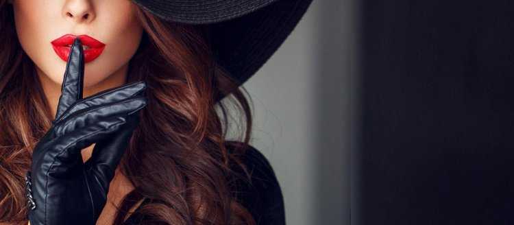 Девушка в черном с красной помадой