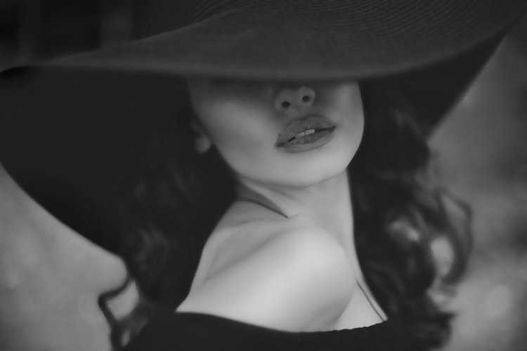 Девушка в шляпе черно белое