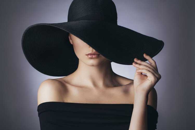 Девушка в черной шляпе