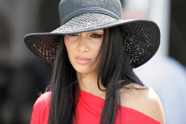 Николь Шерзингер в шляпе