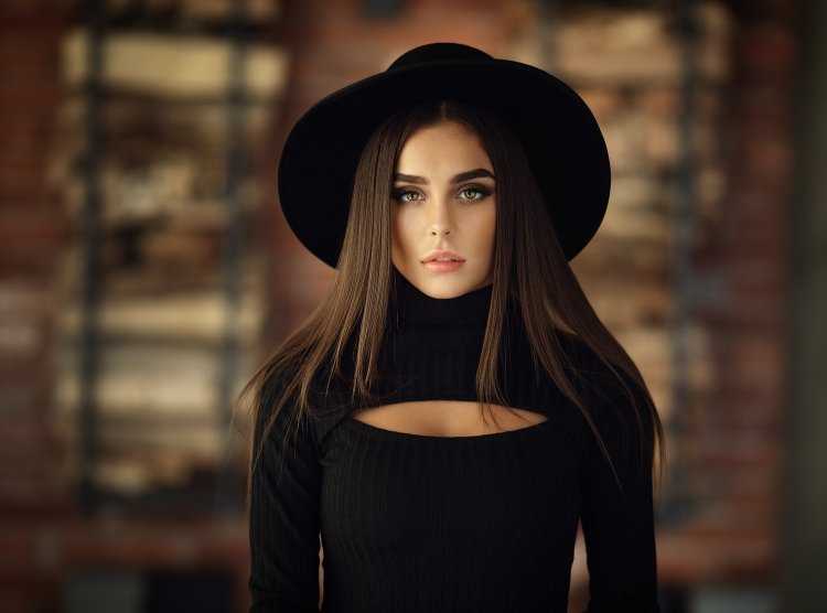 Девушка в черной шляпе