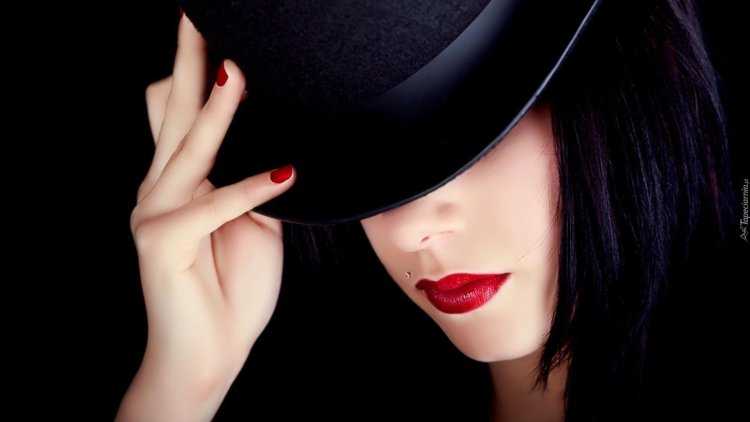 Девушка в шляпе с красными губами