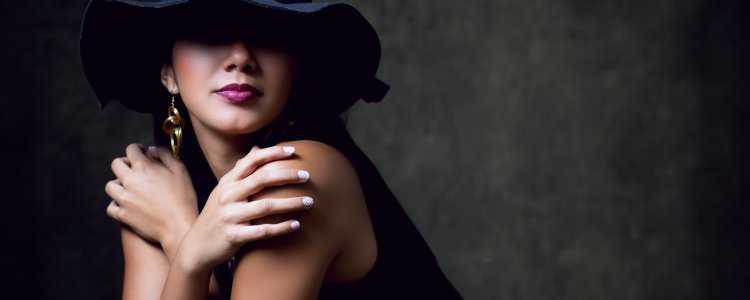 Девушка с каре в шляпе без лица