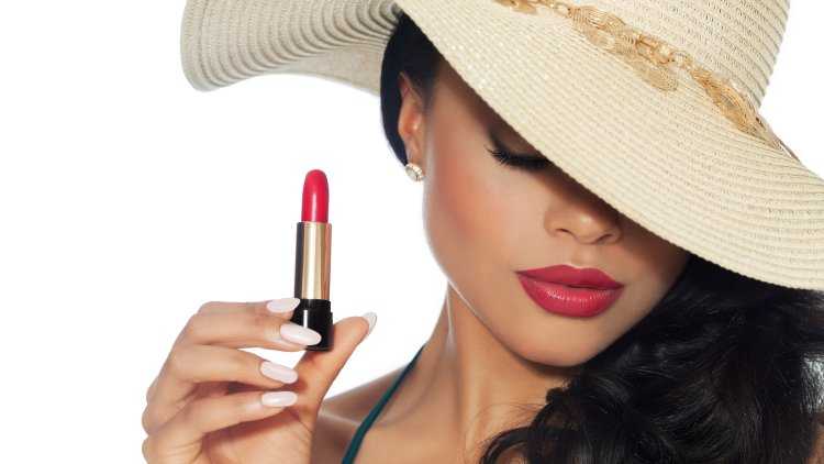 Красивая женщина в шляпе