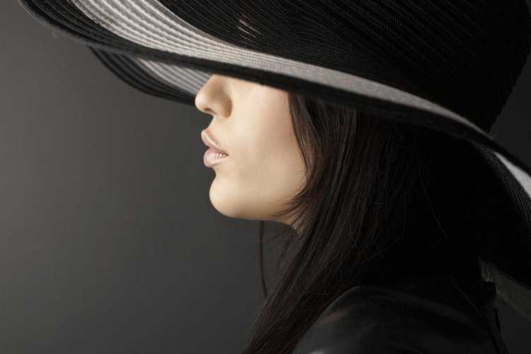 Девушка в шляпе