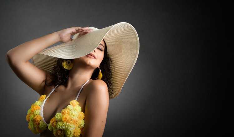 Девушки в шляпках с бюстом