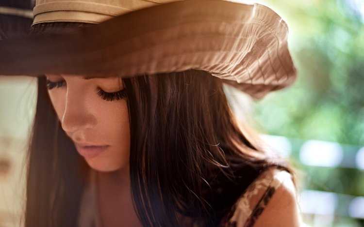 Девушка в шляпе с длинными волосами