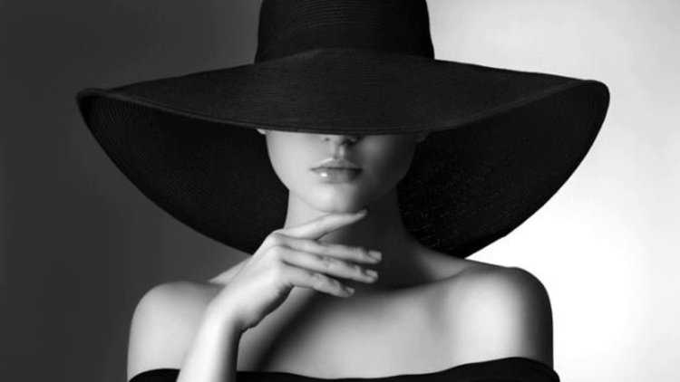 Девушка в черной шляпе