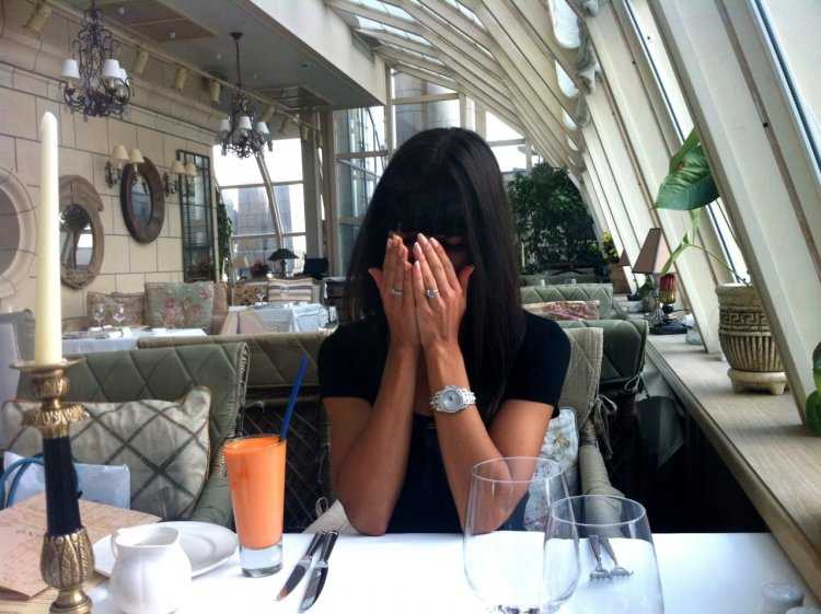 Брюнетка в ресторане