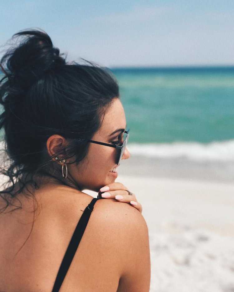 Красивая брюнетка на пляже