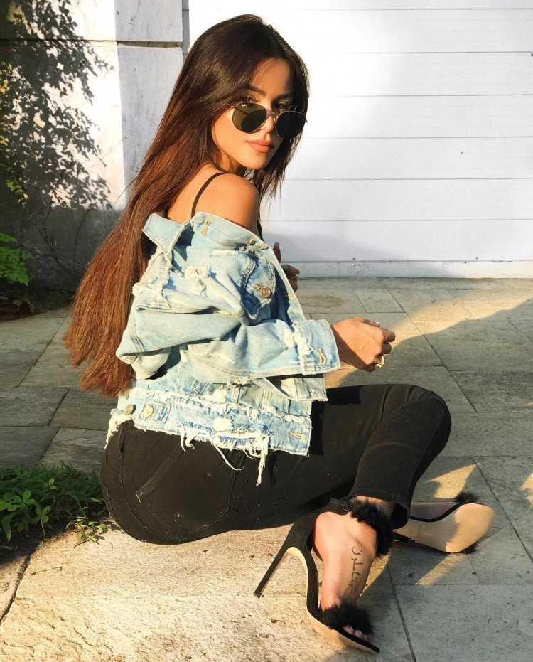 Брюнетка в очках летом