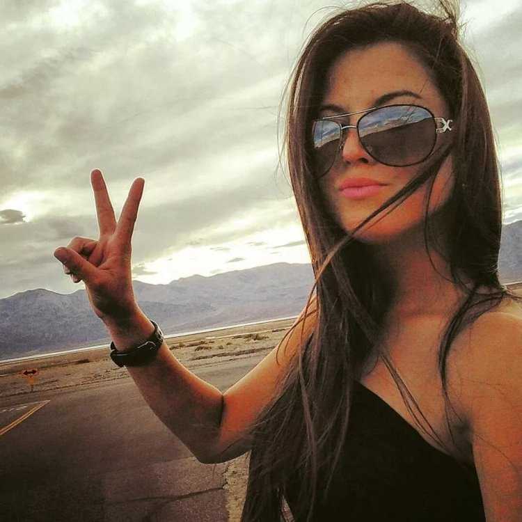 Брюнетка в очках с длинными волосами