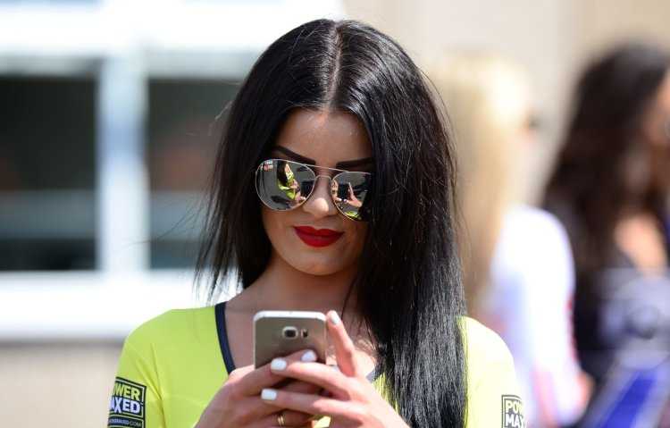 Девушка в очках с телефоном