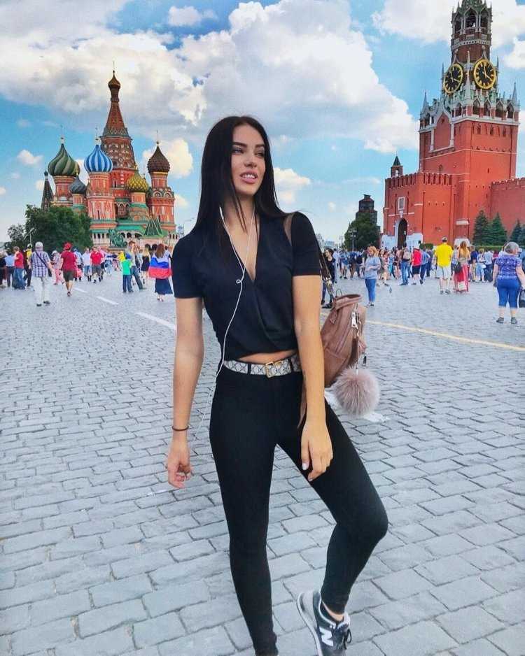 Соблазнительная красотка на пылающей площади