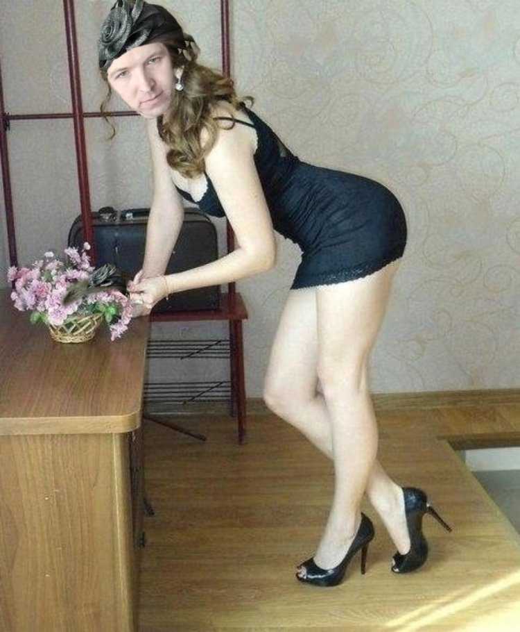 Старшеклассницы в коротких платьях