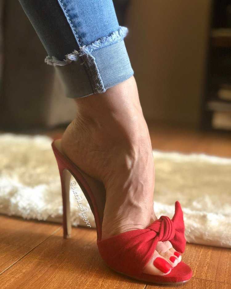 Женские ступни в туфлях