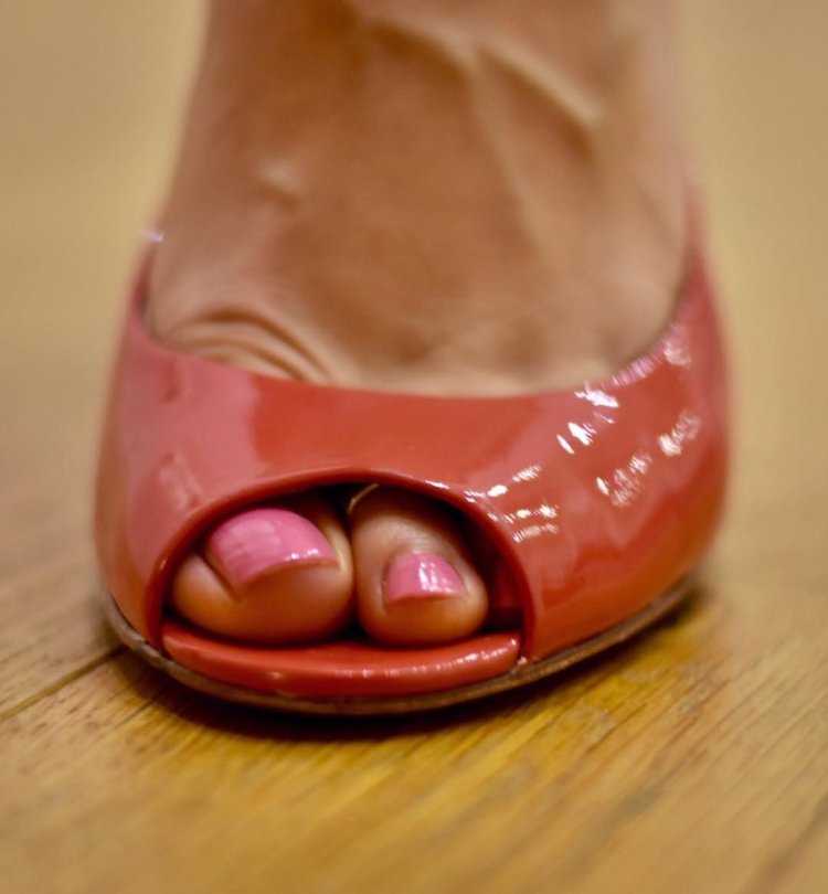 Бабушкины ноги в туфлях