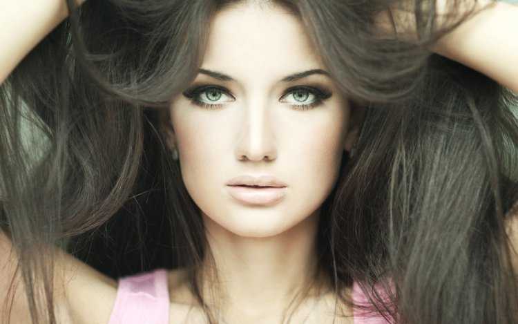 Брюнетка с голубыми глазами