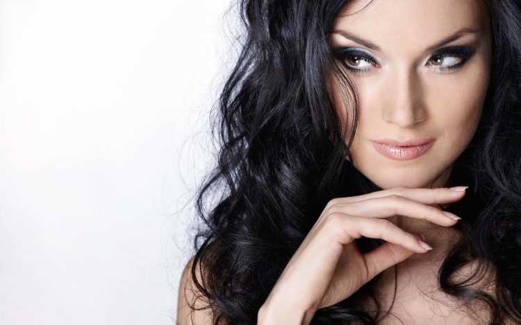 Женщина брюнетка