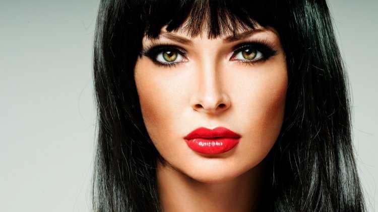 Женское лицо брюнетки10