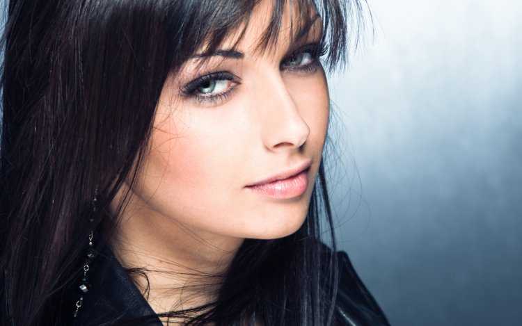 Девушка брюнетка