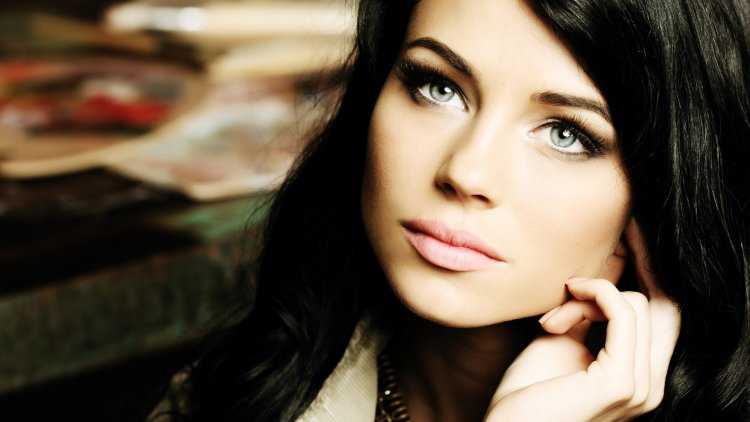 Красивая темноволосая женщина